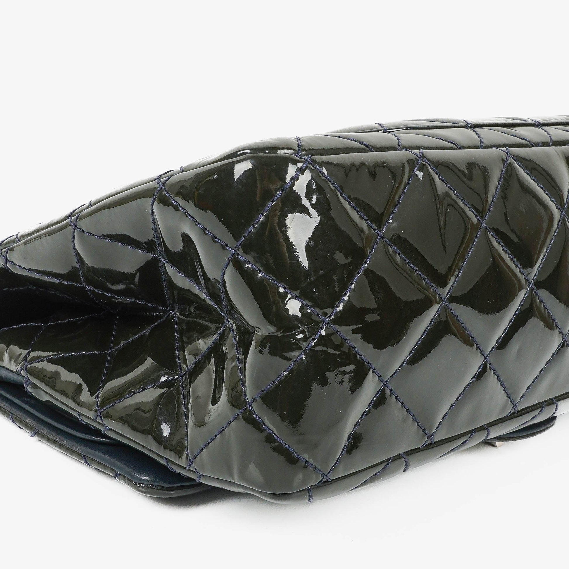 CHANEL 2.55 Reissue Double Flap aus Lackleder mit Ruthenium-Hardware