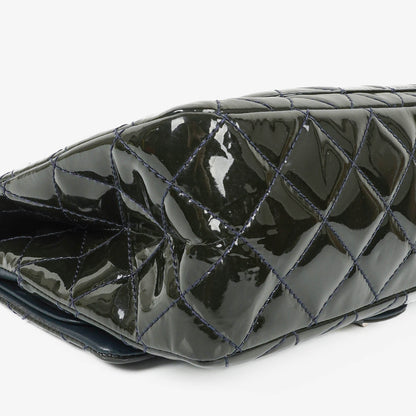 CHANEL 2.55 Reissue Double Flap aus Lackleder mit Ruthenium-Hardware