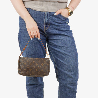 Louis Vuitton Pochette Accessoires Clutch aus Monogram Canvas