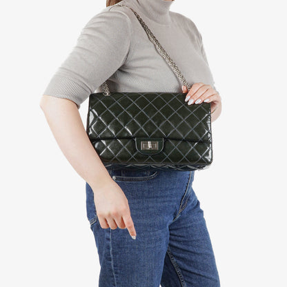 CHANEL 2.55 Reissue Double Flap aus Lackleder mit Ruthenium-Hardware
