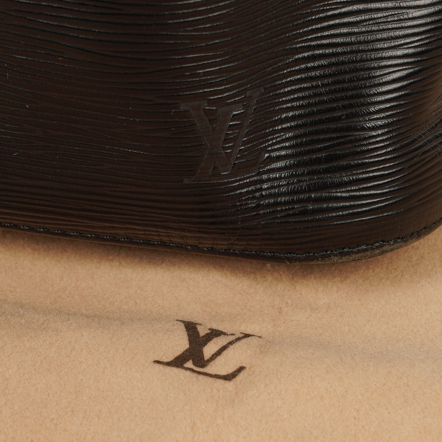 Louis Vuitton Petit Noe Schultertasche aus schwarzem Epi Leder