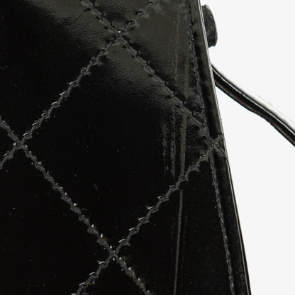 Chanel Top-Handle-Klappentasche aus schwarzem gestepptem Lackleder mit 24K vergoldeter Hardware