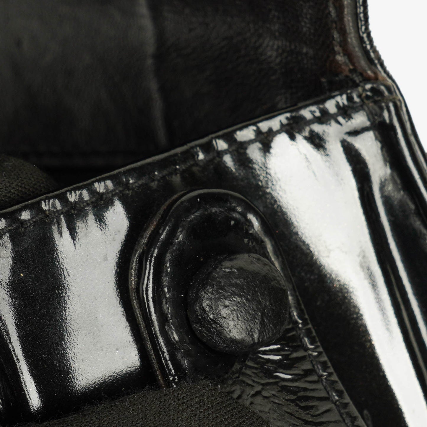 Chanel Top-Handle-Klappentasche aus schwarzem gestepptem Lackleder mit 24K vergoldeter Hardware
