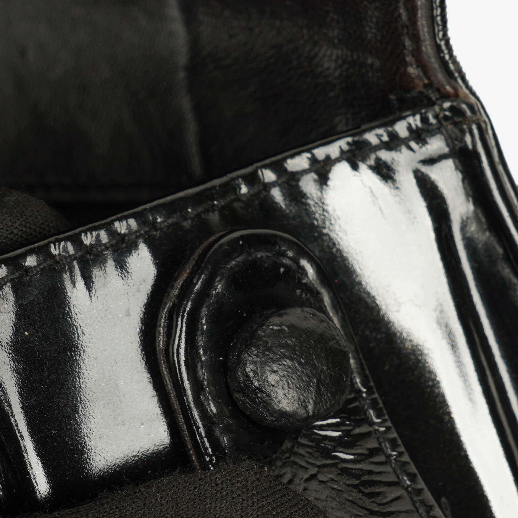 Chanel Top-Handle-Klappentasche aus schwarzem gestepptem Lackleder mit 24K vergoldeter Hardware