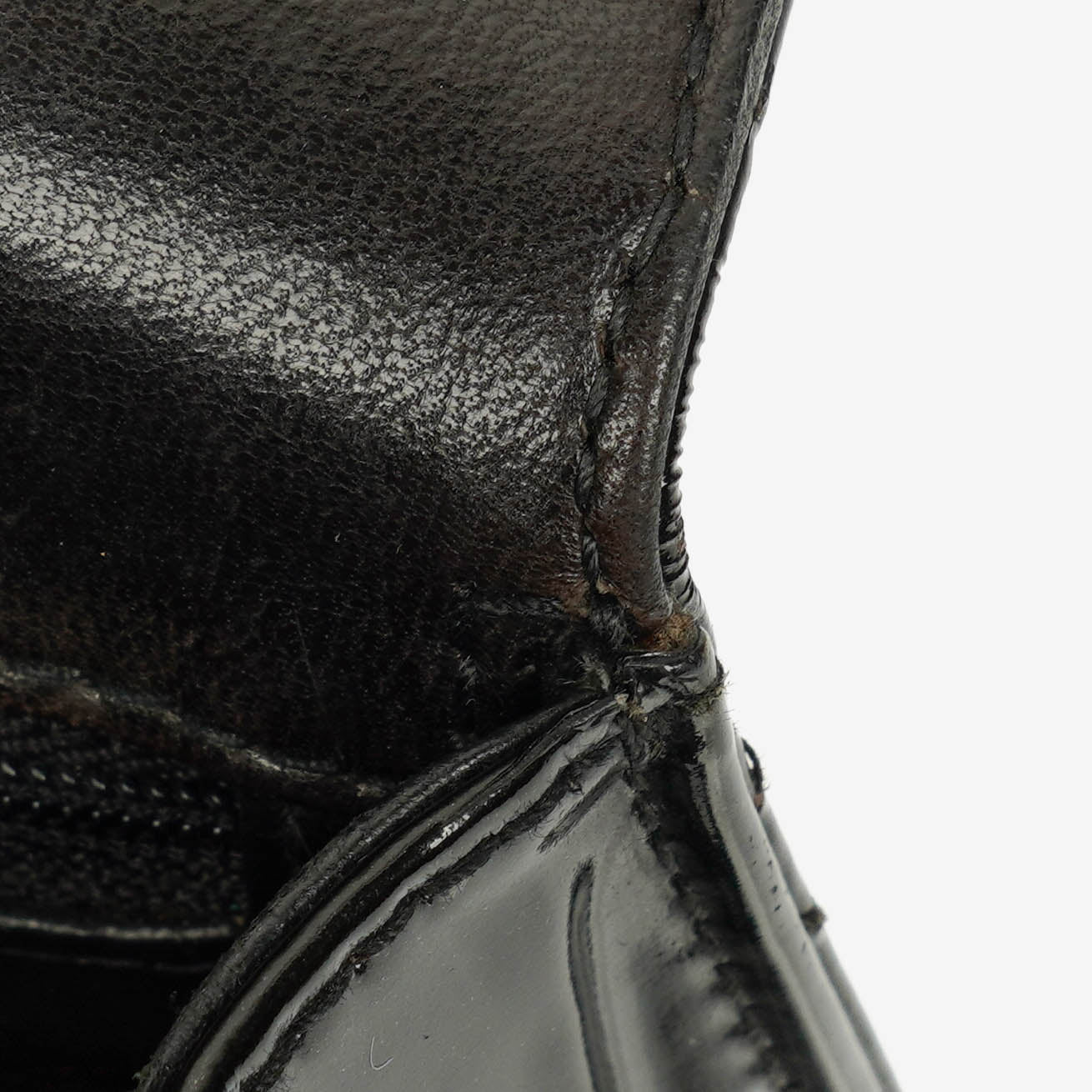 Chanel Top-Handle-Klappentasche aus schwarzem gestepptem Lackleder mit 24K vergoldeter Hardware