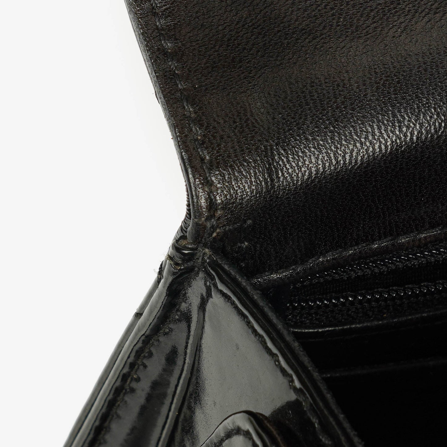 Chanel Top-Handle-Klappentasche aus schwarzem gestepptem Lackleder mit 24K vergoldeter Hardware
