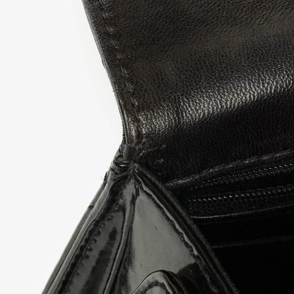Chanel Top-Handle-Klappentasche aus schwarzem gestepptem Lackleder mit 24K vergoldeter Hardware