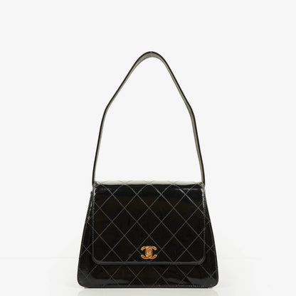 Chanel Top-Handle-Klappentasche aus schwarzem gestepptem Lackleder mit 24K vergoldeter Hardware