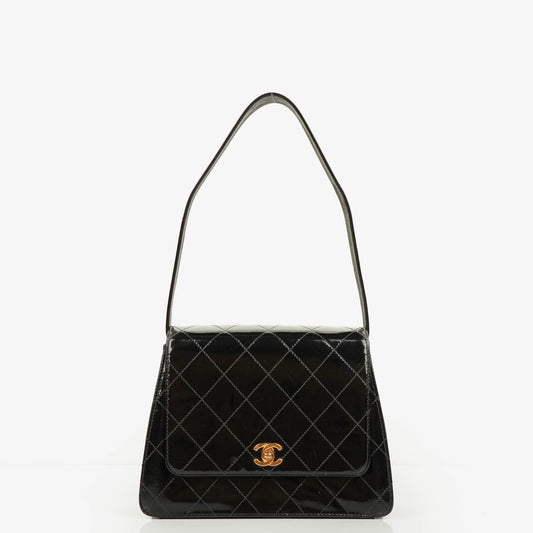 Chanel Top-Handle-Klappentasche aus schwarzem gestepptem Lackleder mit 24K vergoldeter Hardware