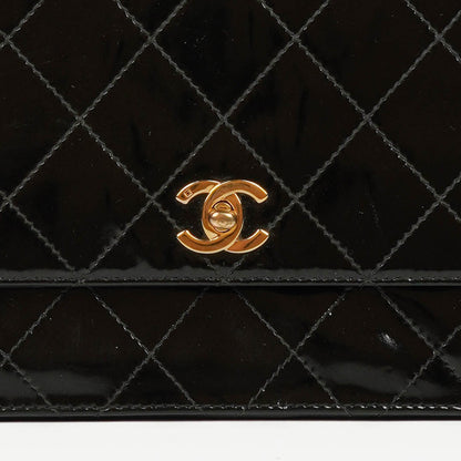 Chanel Top-Handle-Klappentasche aus schwarzem gestepptem Lackleder mit 24K vergoldeter Hardware