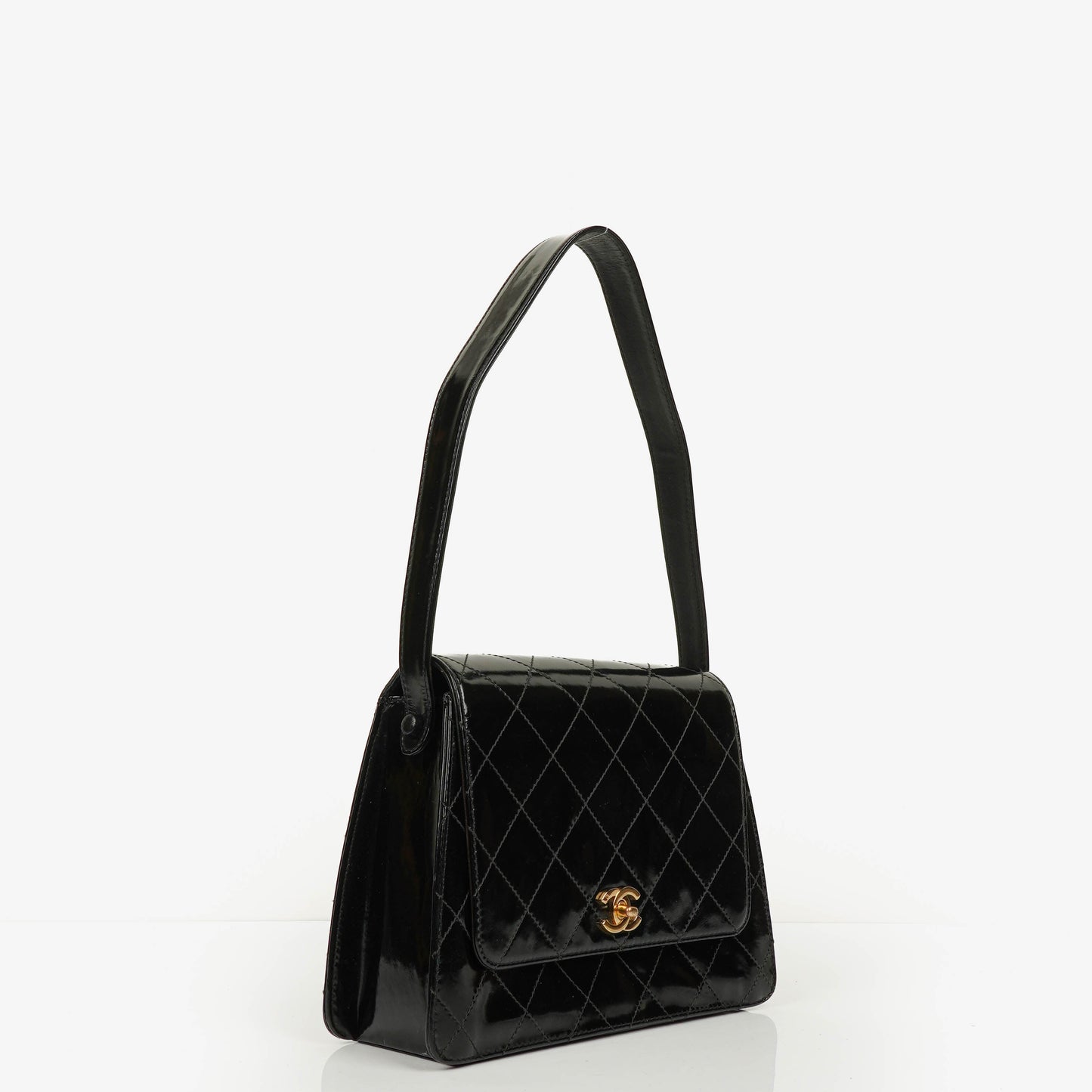 Chanel Top-Handle-Klappentasche aus schwarzem gestepptem Lackleder mit 24K vergoldeter Hardware