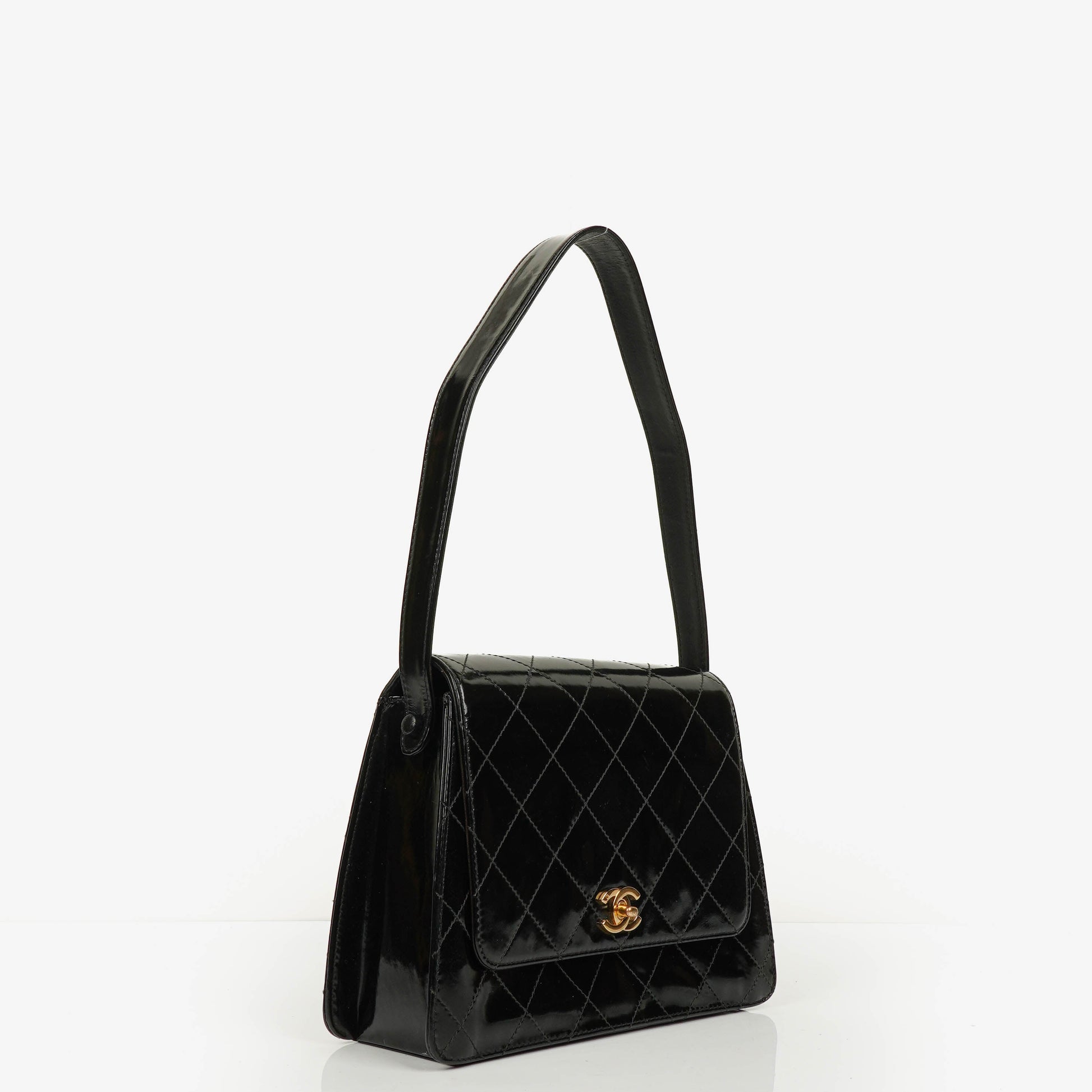 Chanel Top-Handle-Klappentasche aus schwarzem gestepptem Lackleder mit 24K vergoldeter Hardware