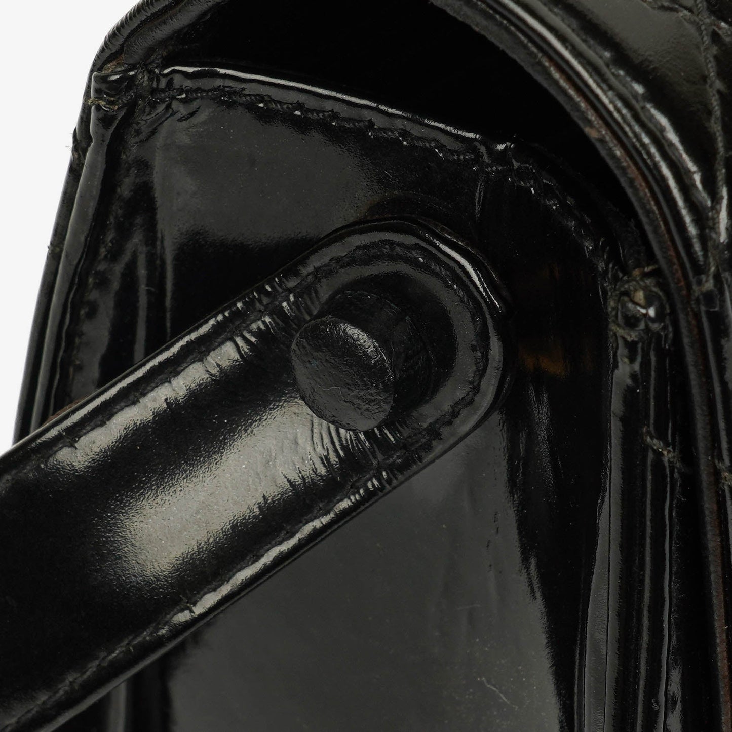 Chanel Top-Handle-Klappentasche aus schwarzem gestepptem Lackleder mit 24K vergoldeter Hardware