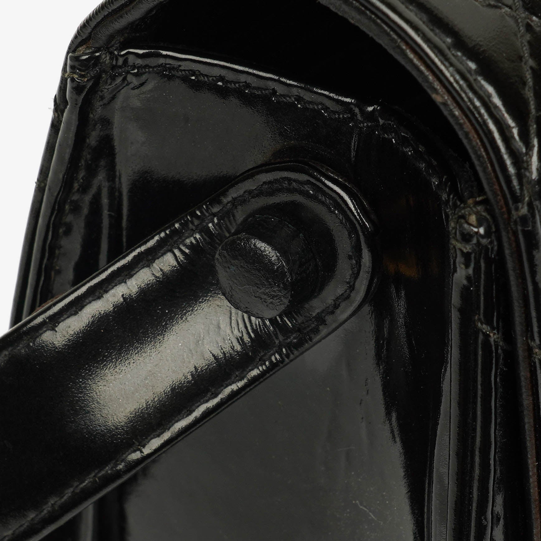 Chanel Top-Handle-Klappentasche aus schwarzem gestepptem Lackleder mit 24K vergoldeter Hardware
