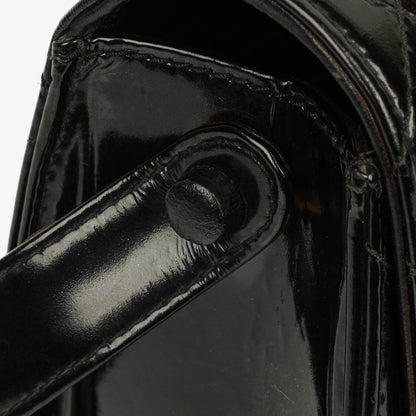 Chanel Top-Handle-Klappentasche aus schwarzem gestepptem Lackleder mit 24K vergoldeter Hardware
