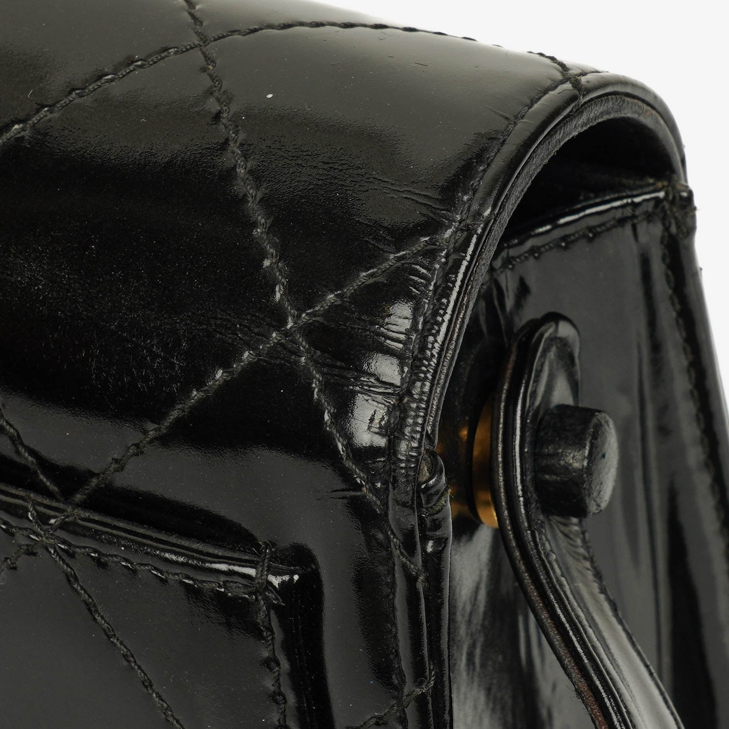 Chanel Top-Handle-Klappentasche aus schwarzem gestepptem Lackleder mit 24K vergoldeter Hardware