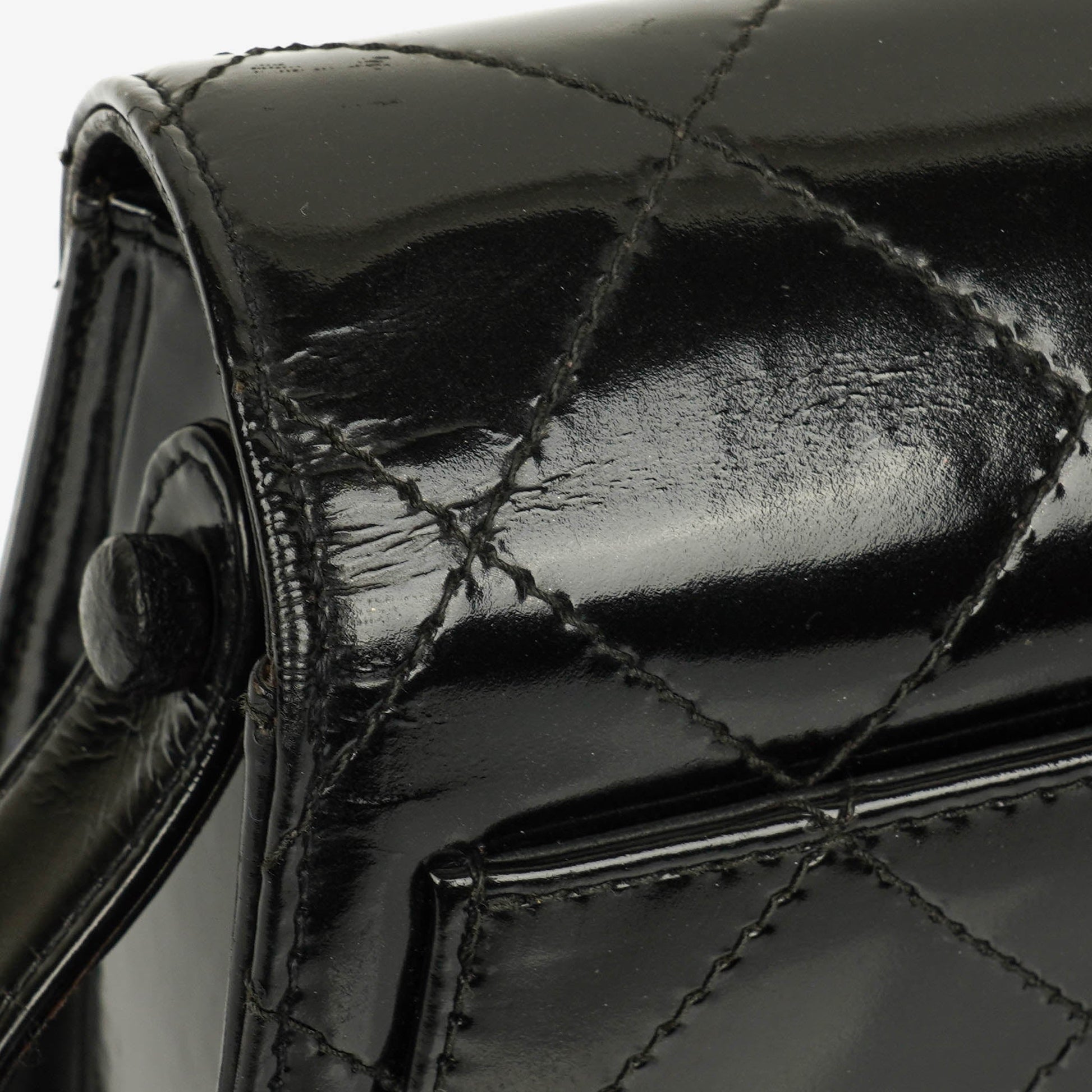 Chanel Top-Handle-Klappentasche aus schwarzem gestepptem Lackleder mit 24K vergoldeter Hardware