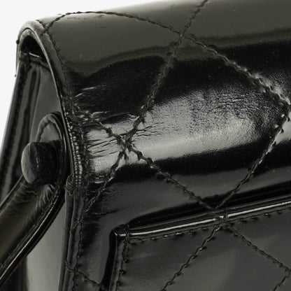 Chanel Top-Handle-Klappentasche aus schwarzem gestepptem Lackleder mit 24K vergoldeter Hardware