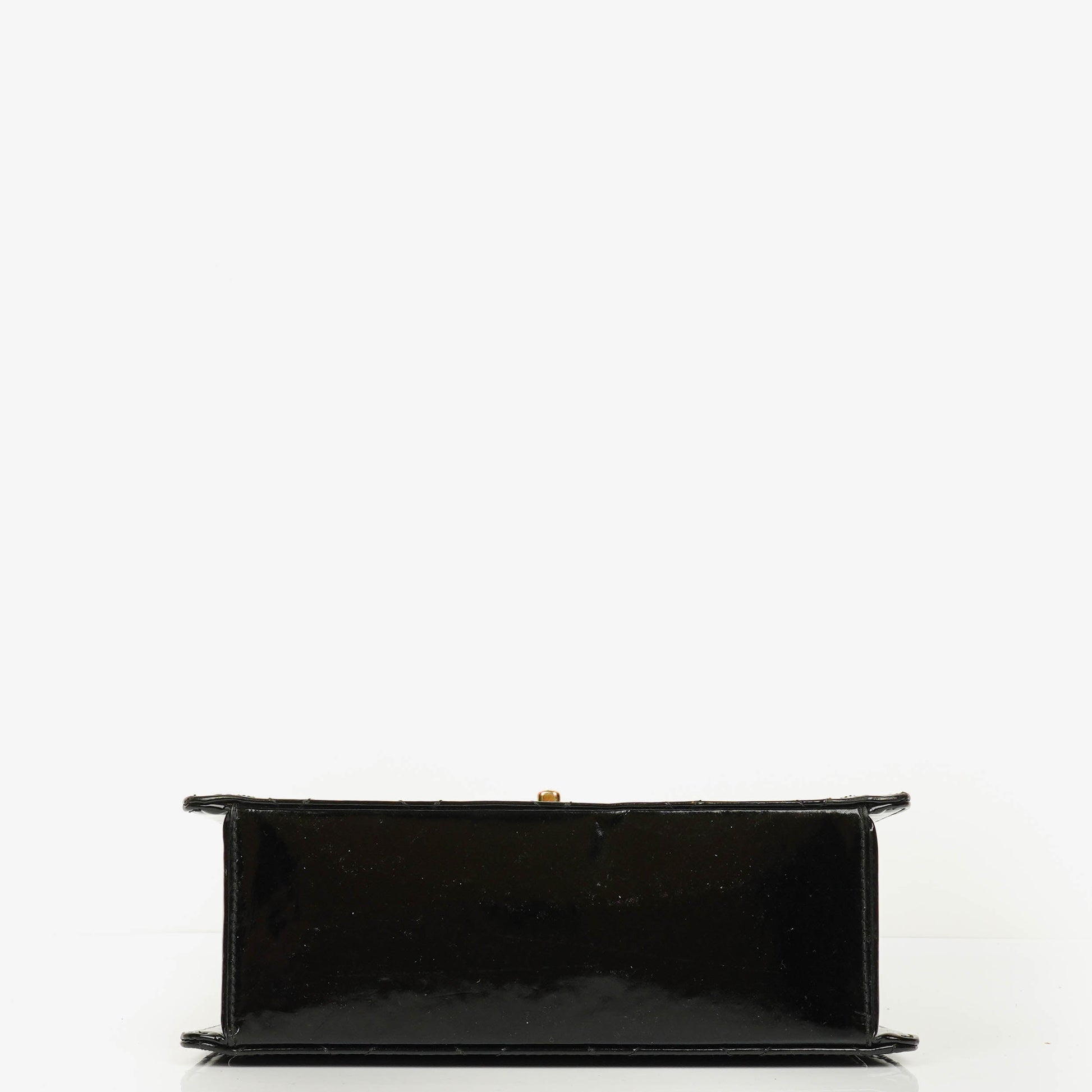 Chanel Top-Handle-Klappentasche aus schwarzem gestepptem Lackleder mit 24K vergoldeter Hardware