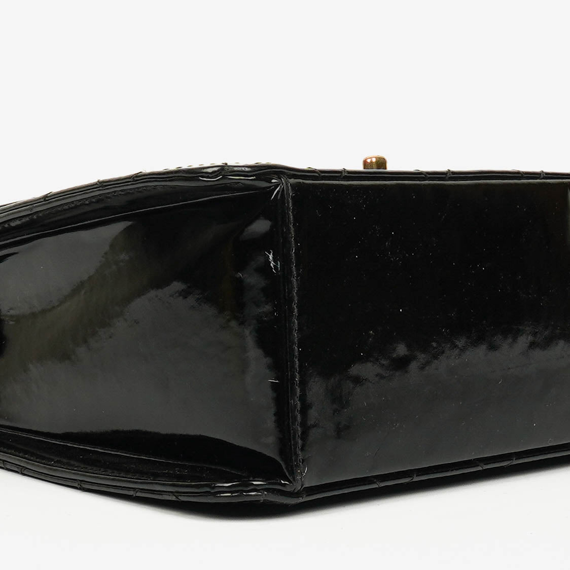 Chanel Top-Handle-Klappentasche aus schwarzem gestepptem Lackleder mit 24K vergoldeter Hardware