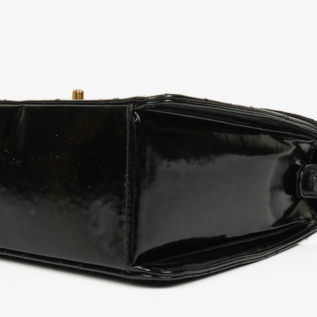 Chanel Top-Handle-Klappentasche aus schwarzem gestepptem Lackleder mit 24K vergoldeter Hardware