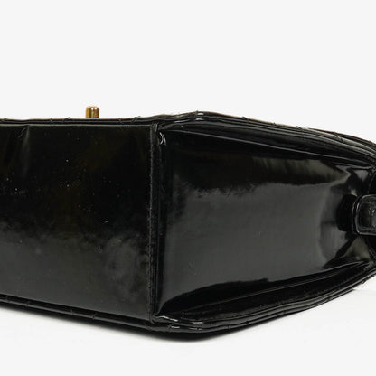 Chanel Top-Handle-Klappentasche aus schwarzem gestepptem Lackleder mit 24K vergoldeter Hardware