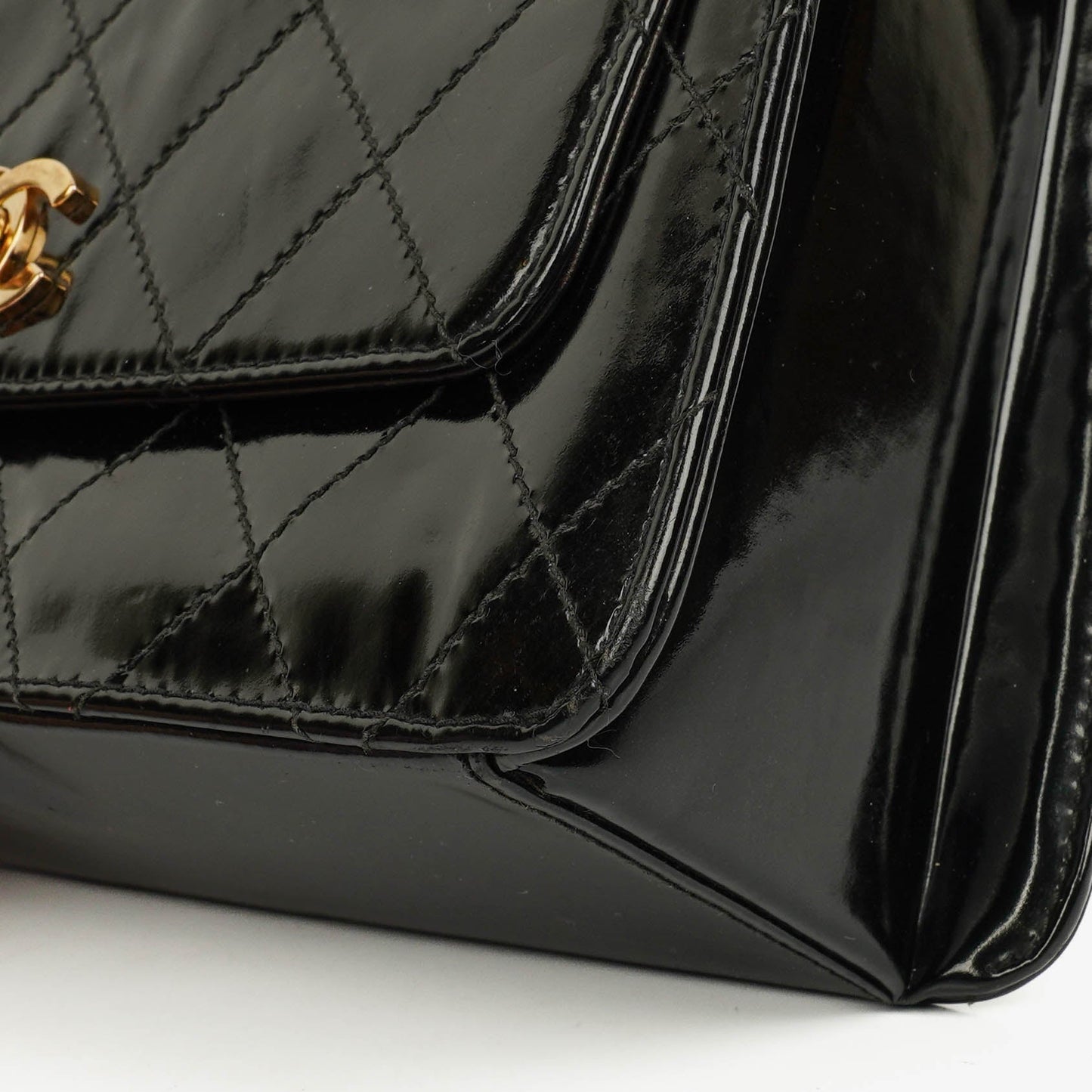 Chanel Top-Handle-Klappentasche aus schwarzem gestepptem Lackleder mit 24K vergoldeter Hardware