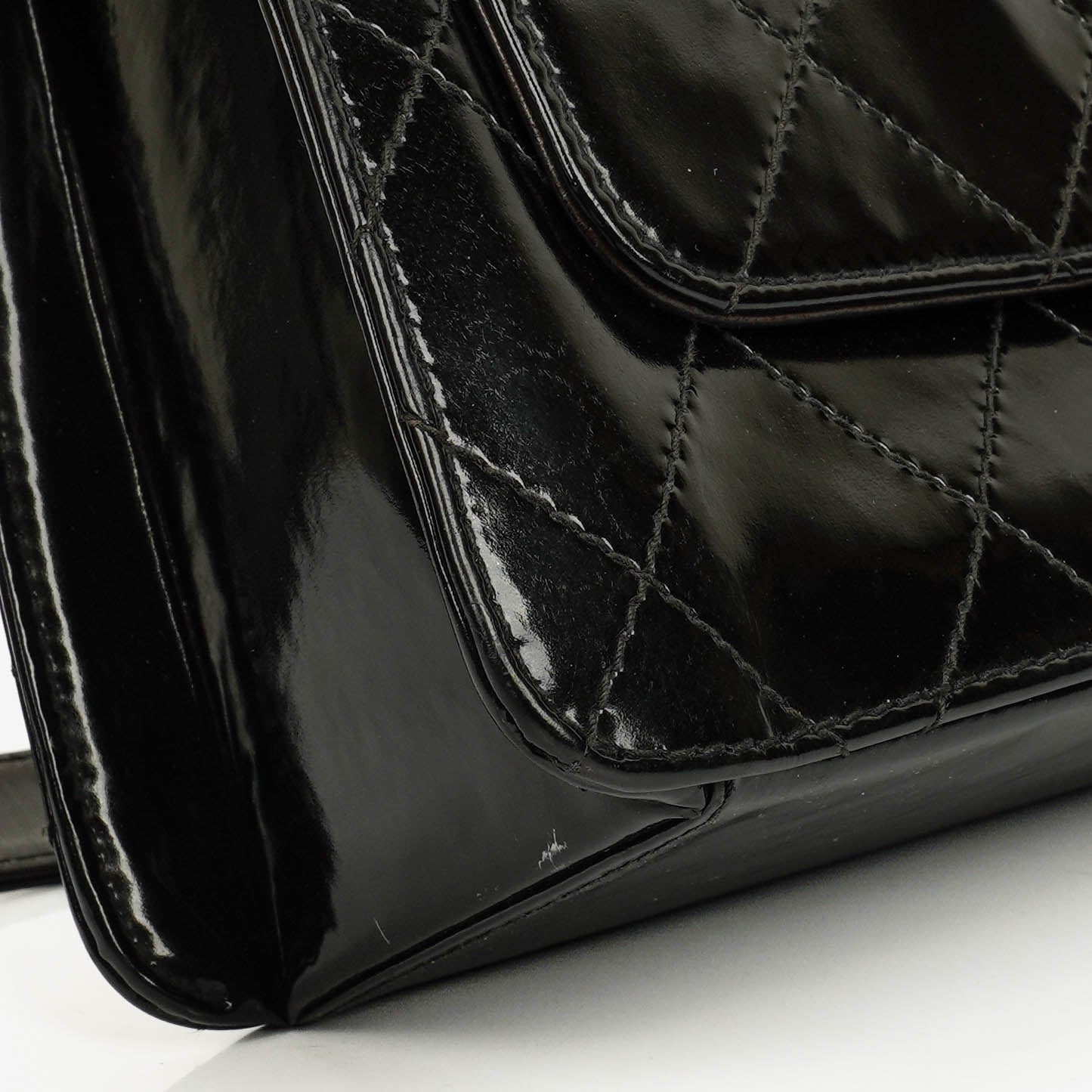 Chanel Top-Handle-Klappentasche aus schwarzem gestepptem Lackleder mit 24K vergoldeter Hardware