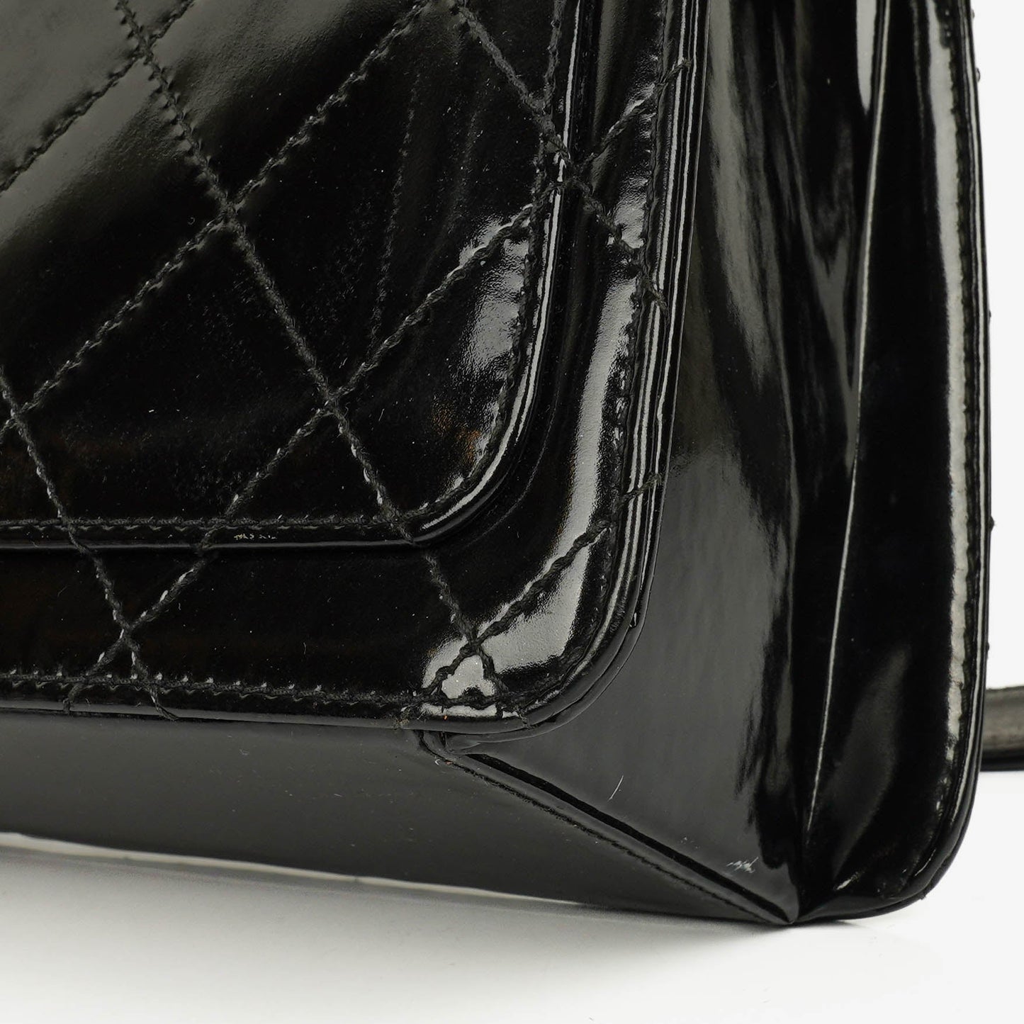 Chanel Top-Handle-Klappentasche aus schwarzem gestepptem Lackleder mit 24K vergoldeter Hardware