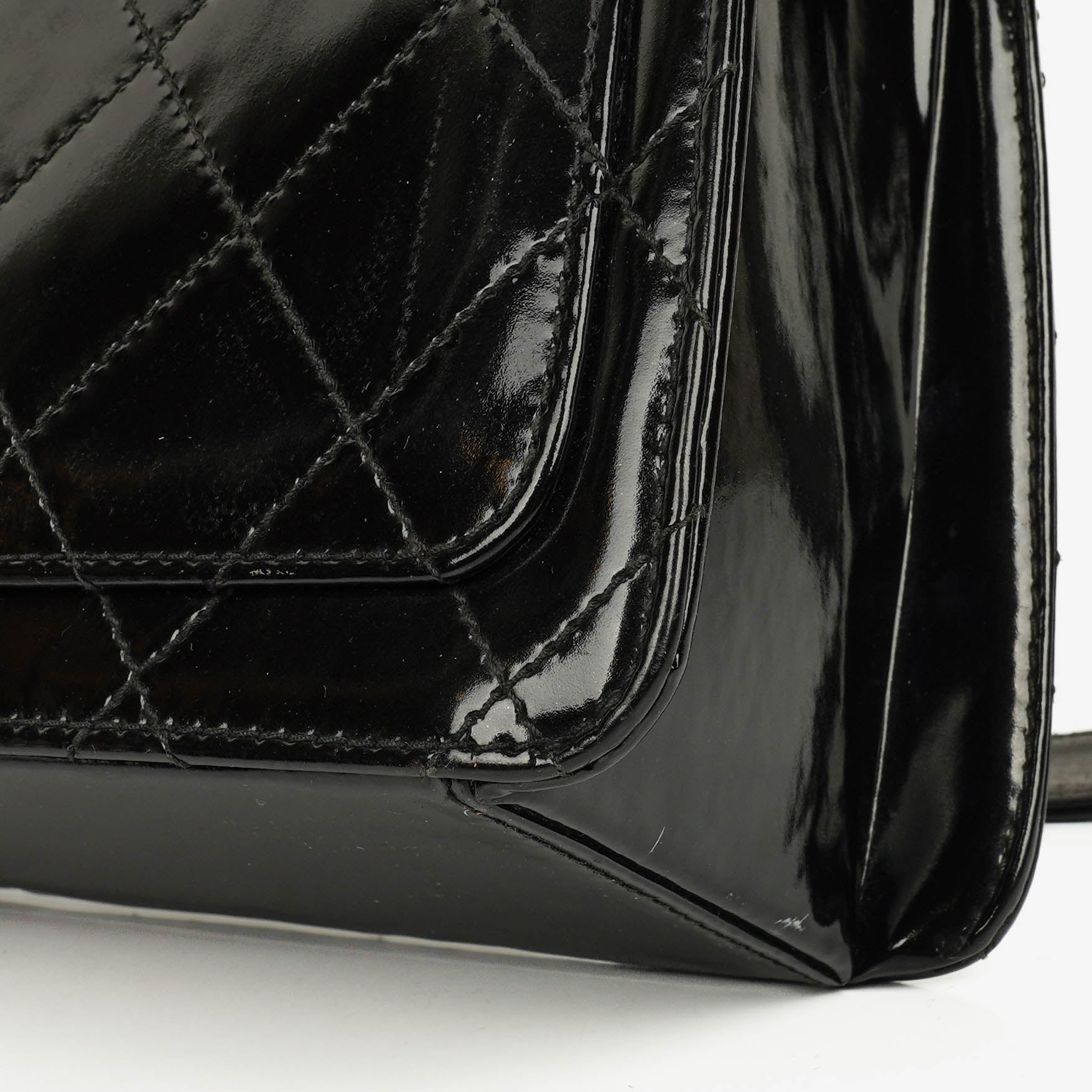 Chanel Top-Handle-Klappentasche aus schwarzem gestepptem Lackleder mit 24K vergoldeter Hardware