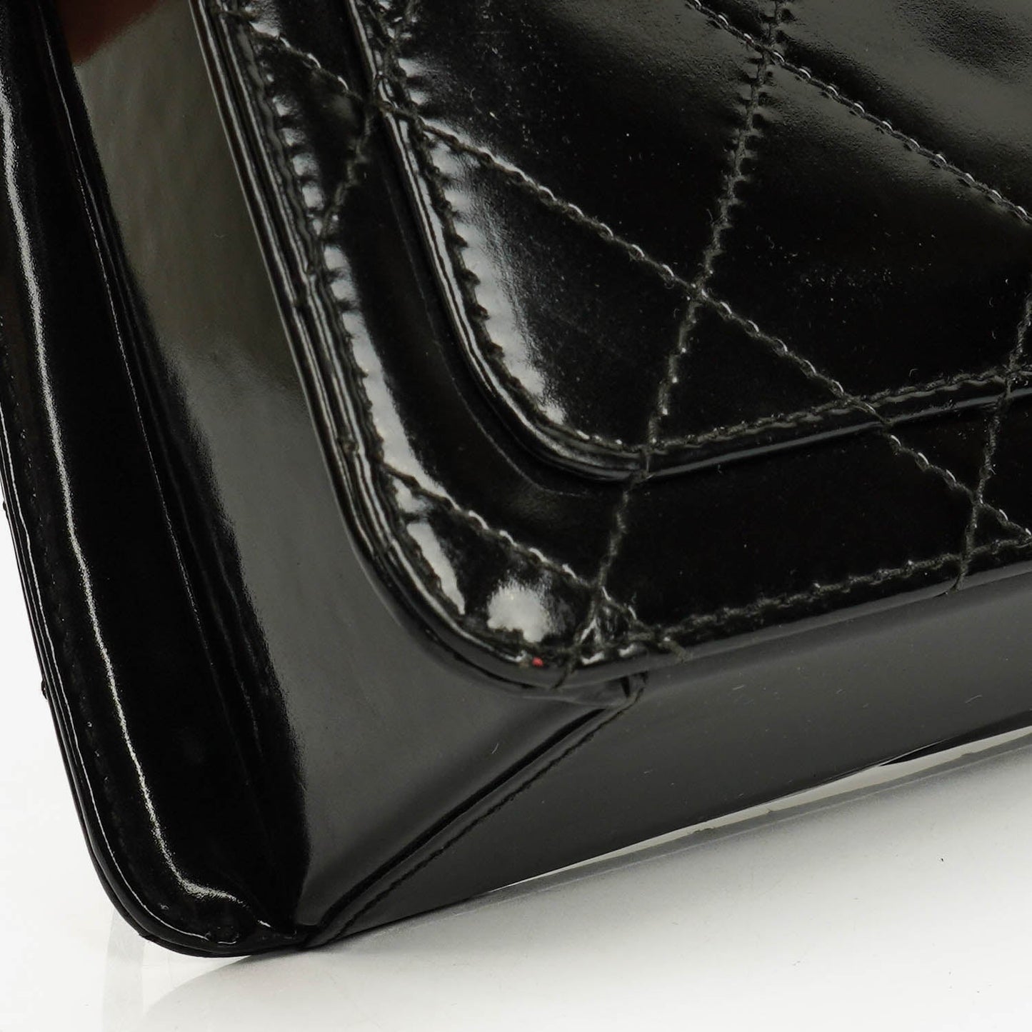 Chanel Top-Handle-Klappentasche aus schwarzem gestepptem Lackleder mit 24K vergoldeter Hardware