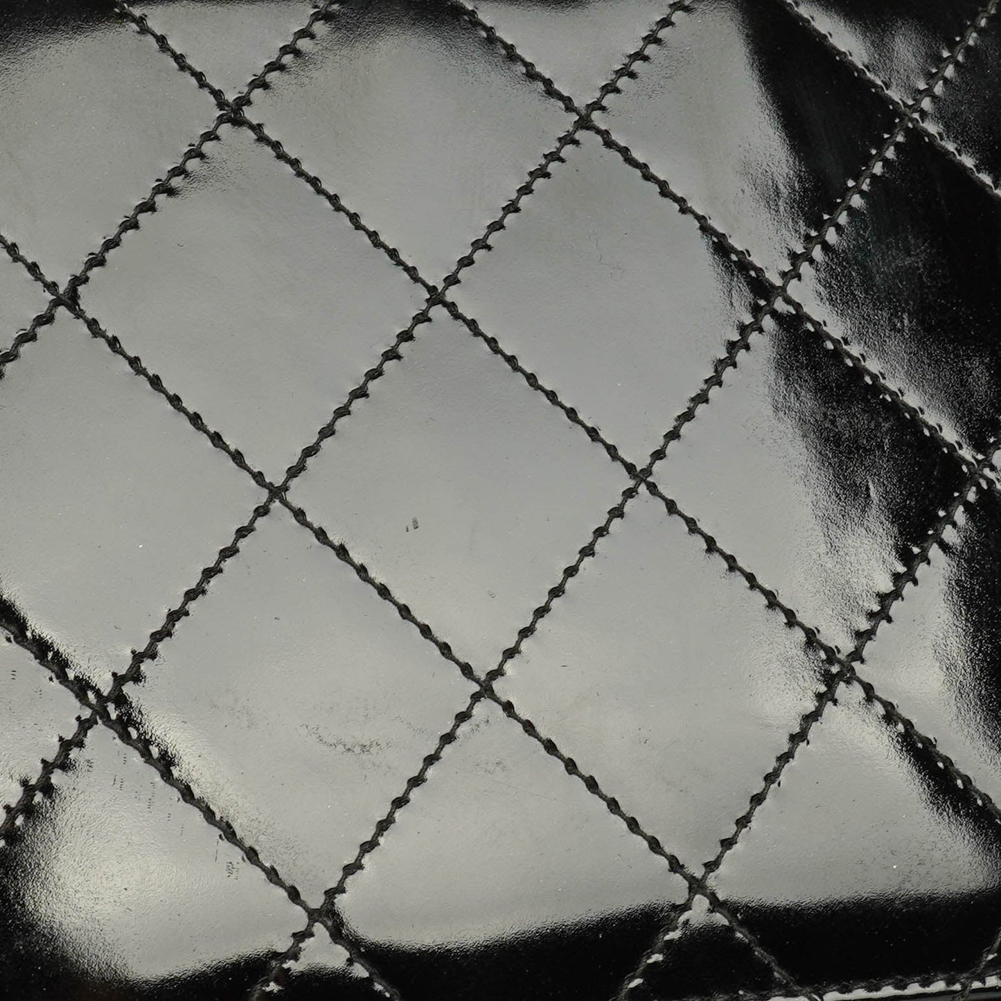 Chanel Top-Handle-Klappentasche aus schwarzem gestepptem Lackleder mit 24K vergoldeter Hardware