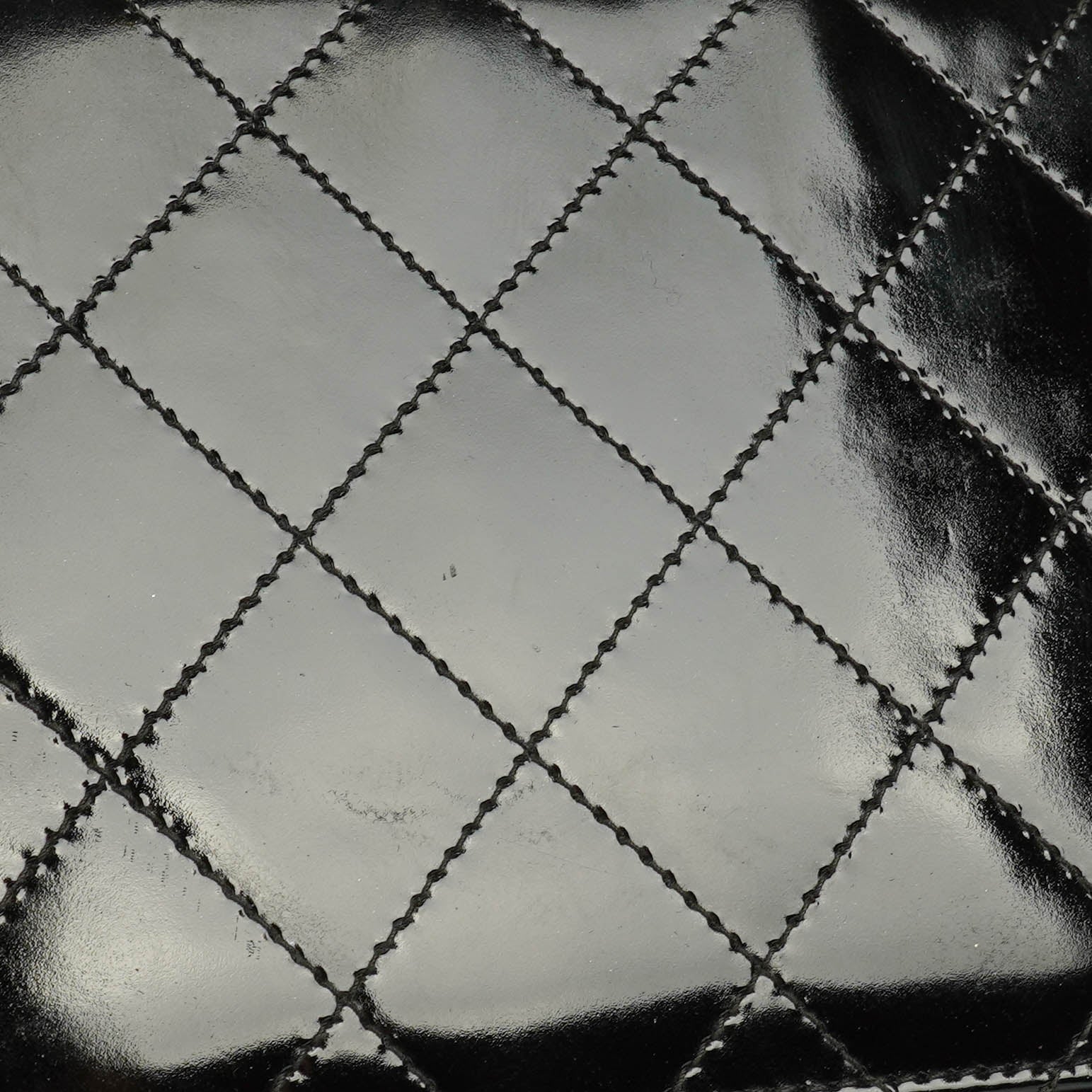 Chanel Top-Handle-Klappentasche aus schwarzem gestepptem Lackleder mit 24K vergoldeter Hardware