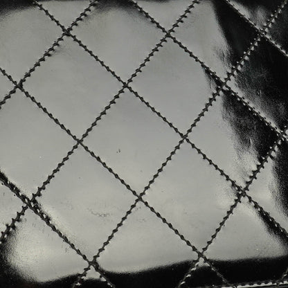 Chanel Top-Handle-Klappentasche aus schwarzem gestepptem Lackleder mit 24K vergoldeter Hardware
