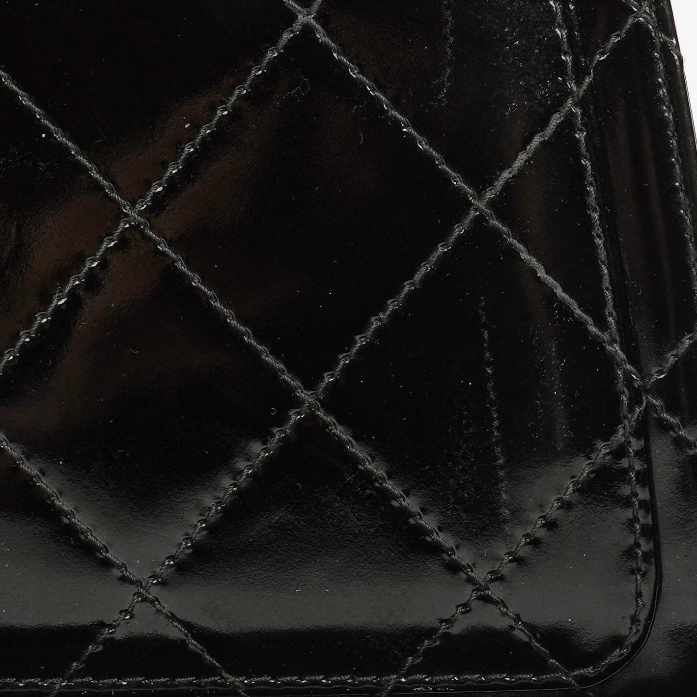 Chanel Top-Handle-Klappentasche aus schwarzem gestepptem Lackleder mit 24K vergoldeter Hardware