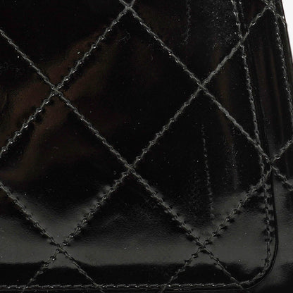 Chanel Top-Handle-Klappentasche aus schwarzem gestepptem Lackleder mit 24K vergoldeter Hardware