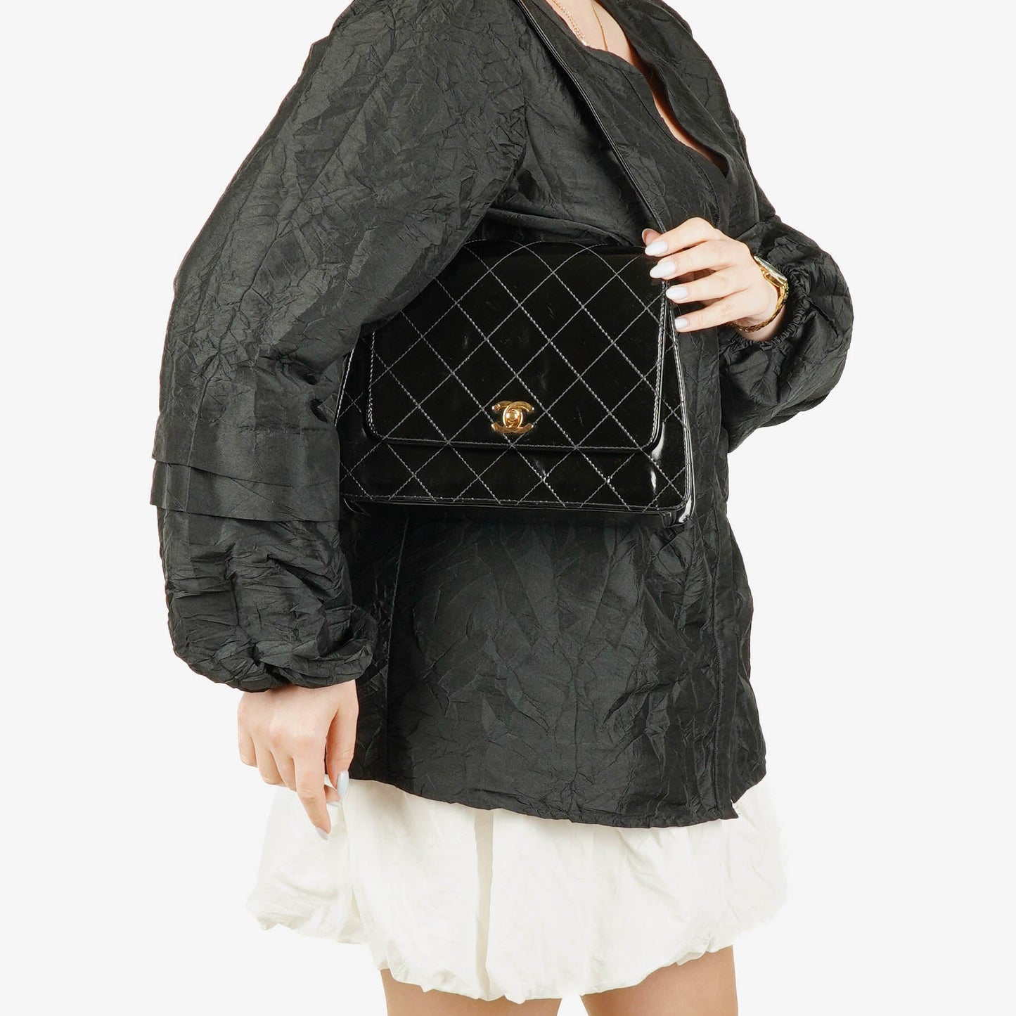 Chanel Top-Handle-Klappentasche aus schwarzem gestepptem Lackleder mit 24K vergoldeter Hardware