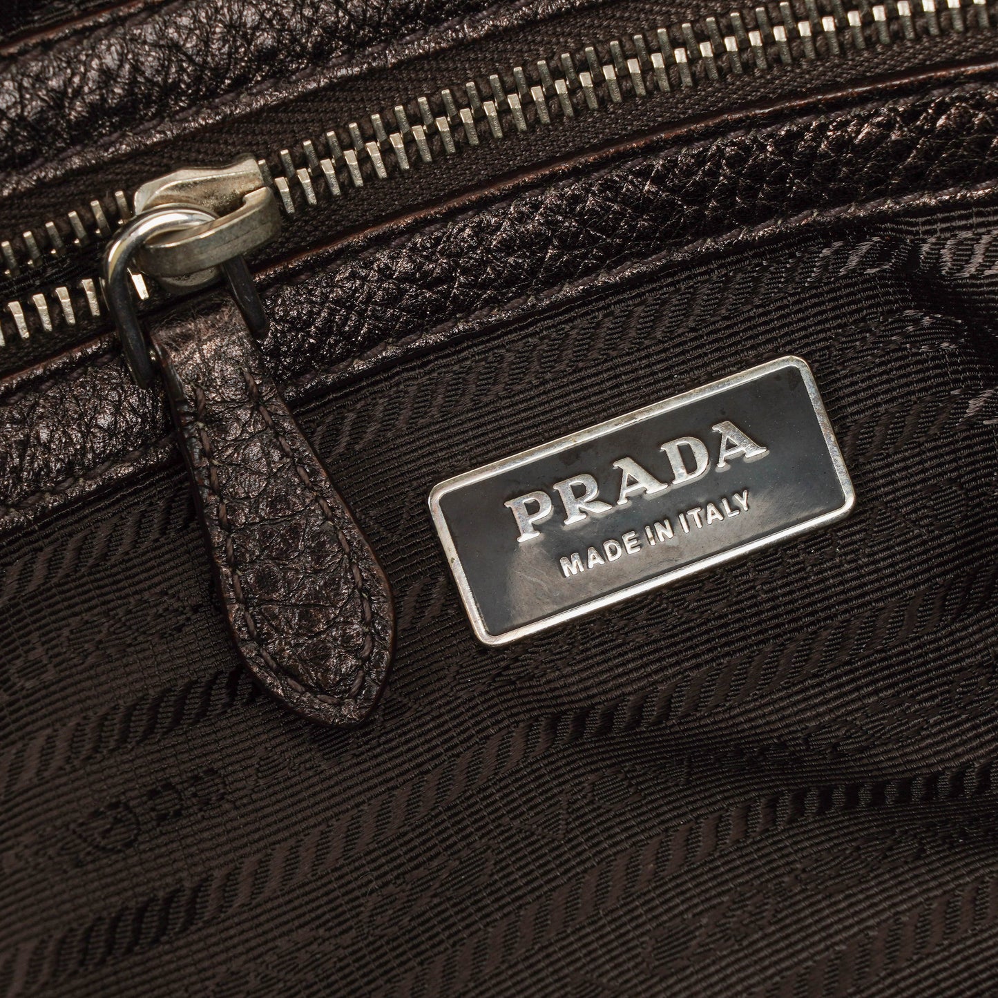 Prada Vitello Daino Antik Piombo Handtasche