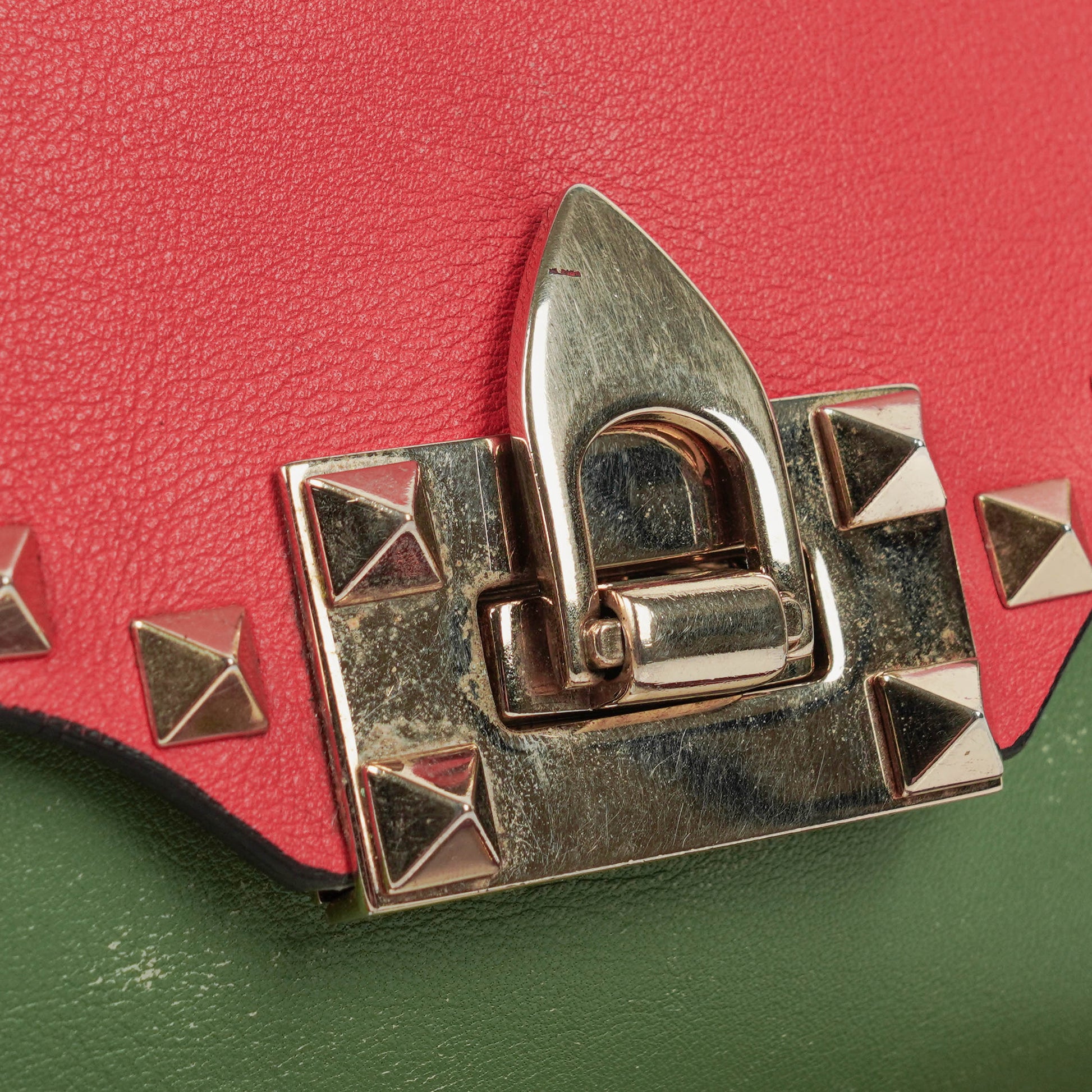 Valentino Garavani Rockstud Flip-Lock Klappentasche aus dreifarbigem Leder