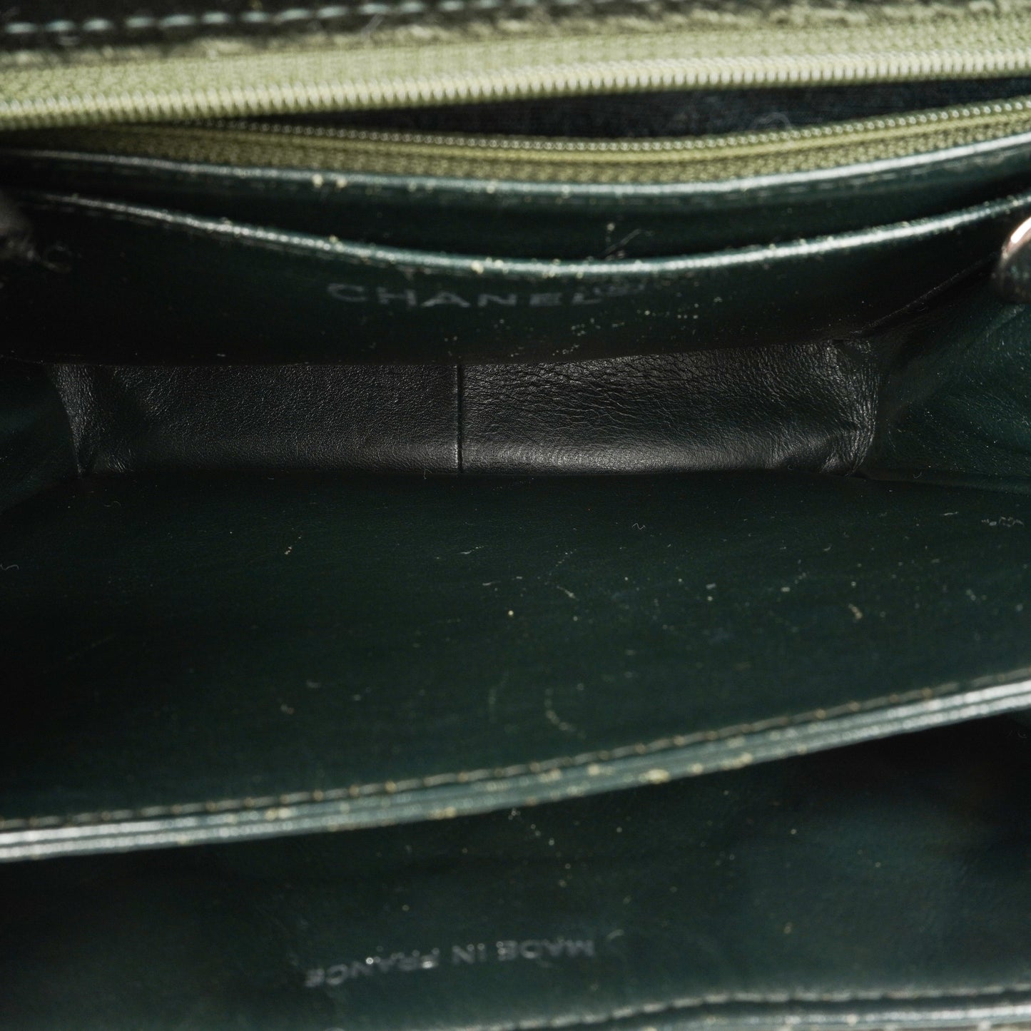 Chanel Flap Schultertasche aus olivgrünem gestepptem Samt