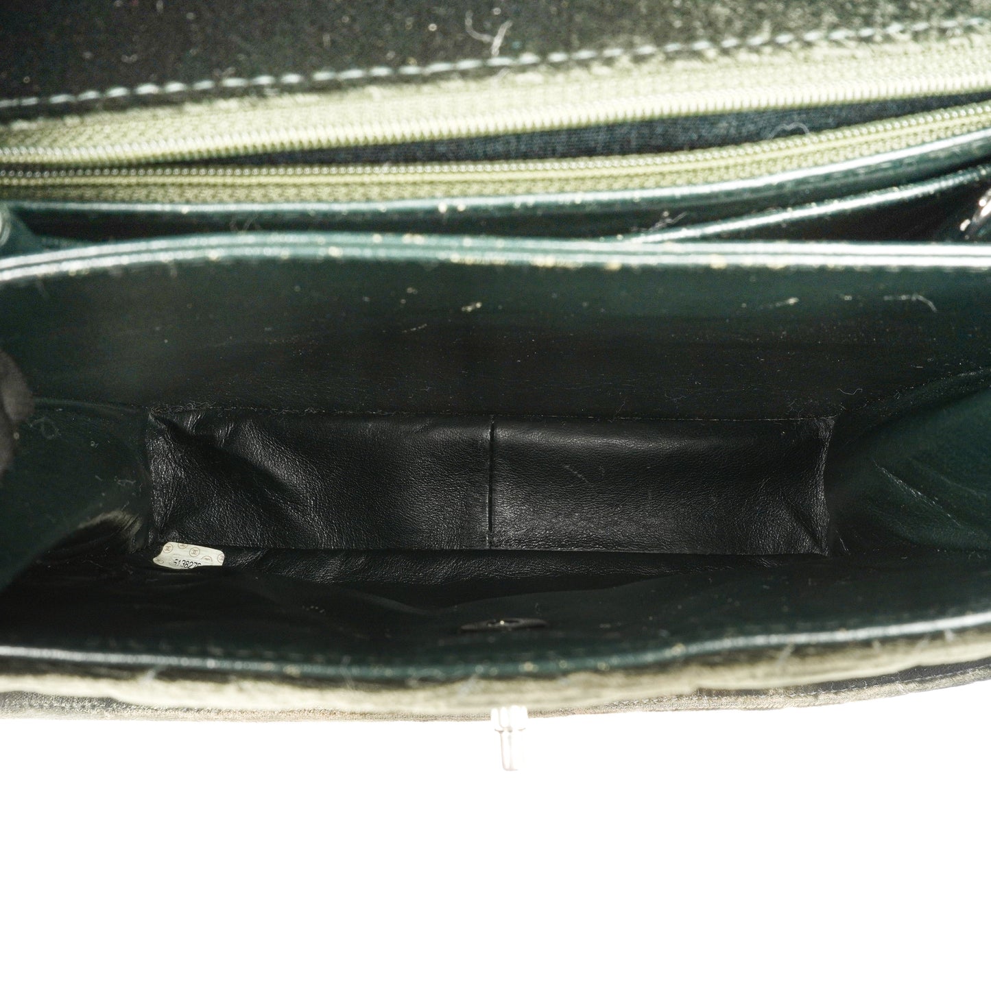 Chanel Flap Schultertasche aus olivgrünem gestepptem Samt