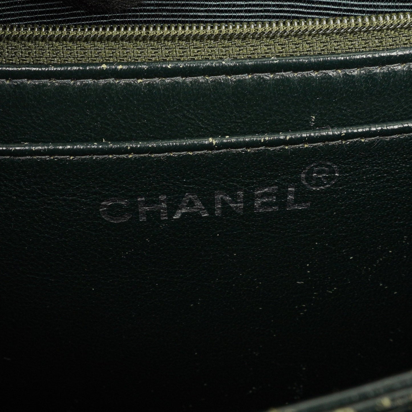 Chanel Flap Schultertasche aus olivgrünem gestepptem Samt