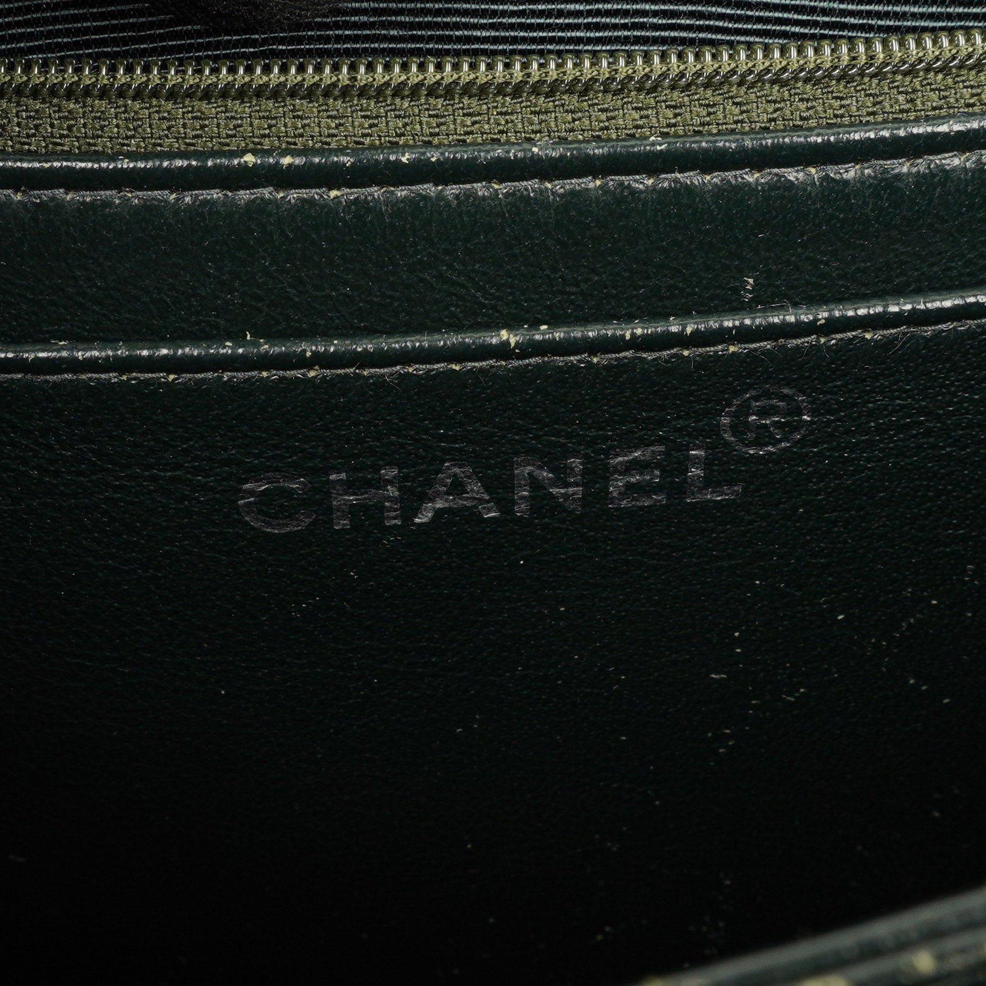 Chanel Flap Schultertasche aus olivgrünem gestepptem Samt