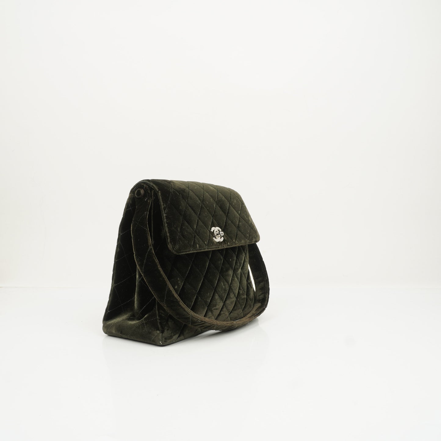 Chanel Flap Schultertasche aus olivgrünem gestepptem Samt