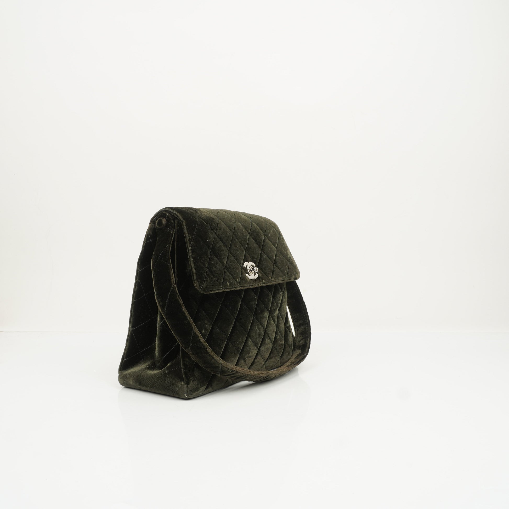 Chanel Flap Schultertasche aus olivgrünem gestepptem Samt