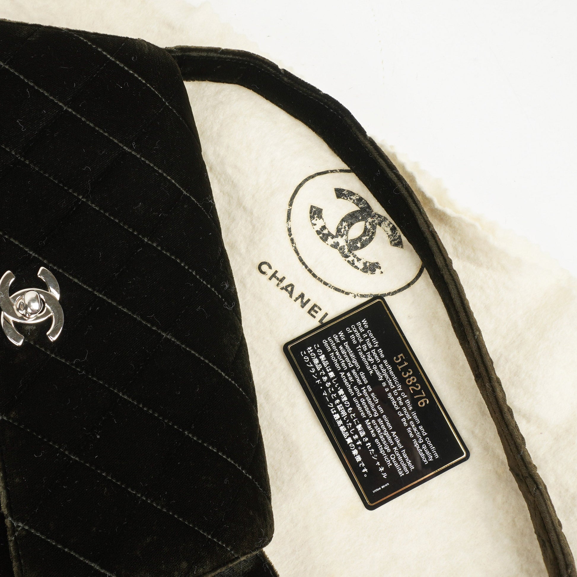 Chanel Flap Schultertasche aus olivgrünem gestepptem Samt