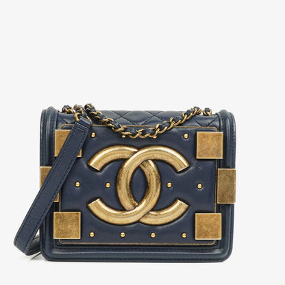 CHANEL Boy Brick Flap Bag aus marineblauem gestepptem Lammleder mit Nieten