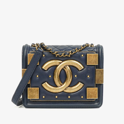 CHANEL Boy Brick Flap Bag aus marineblauem gestepptem Lammleder mit Nieten