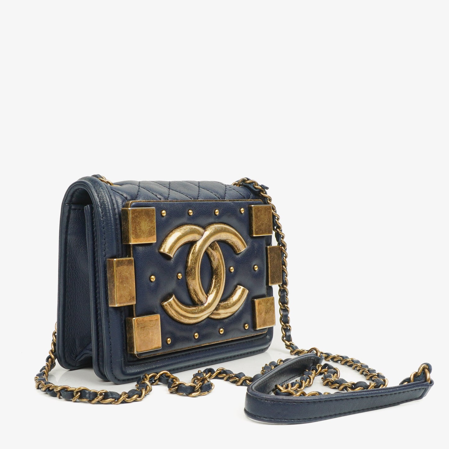 CHANEL Boy Brick Flap Bag aus marineblauem gestepptem Lammleder mit Nieten