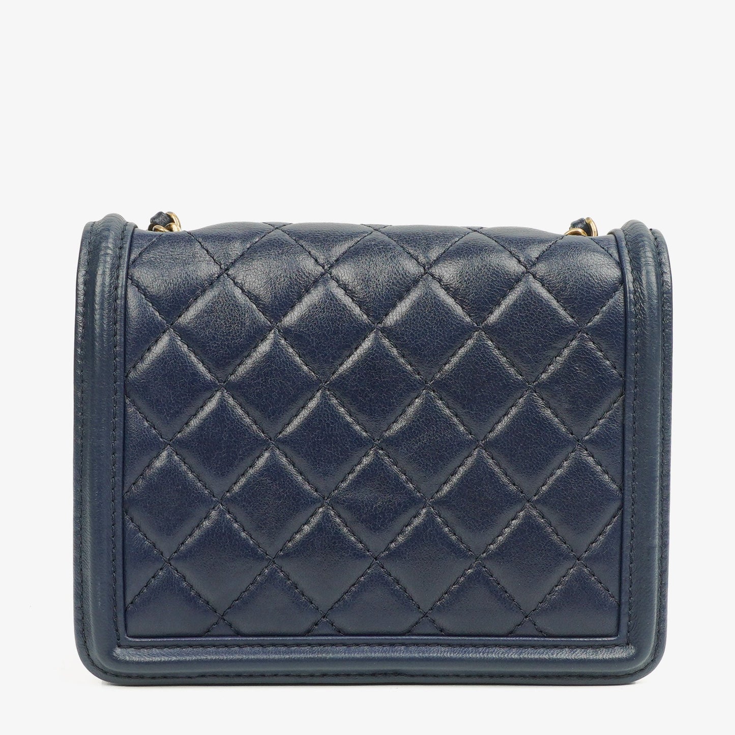 CHANEL Boy Brick Flap Bag aus marineblauem gestepptem Lammleder mit Nieten